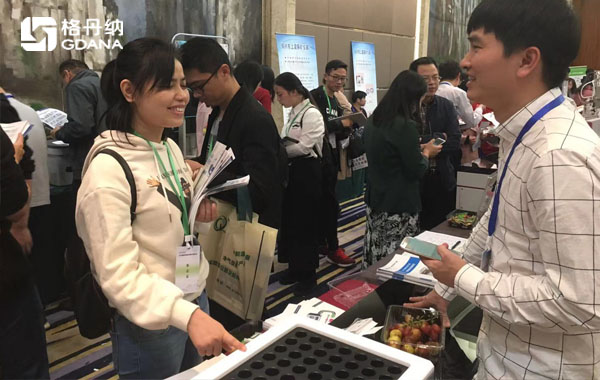 格丹纳工程师现场与用户、专业人士进行交流