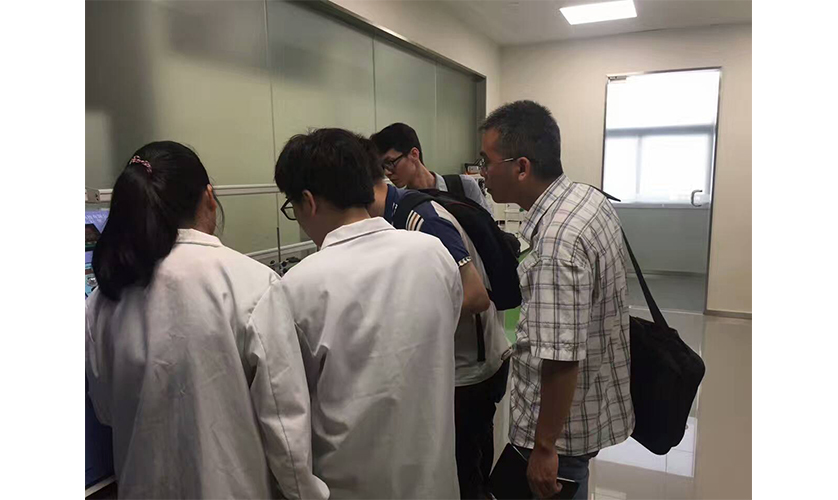 在格丹纳工程师指导下进行操作