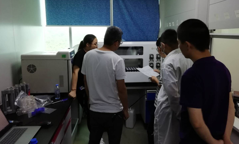 工程师现场耐心的进行培训与解答实验人员的实验问题