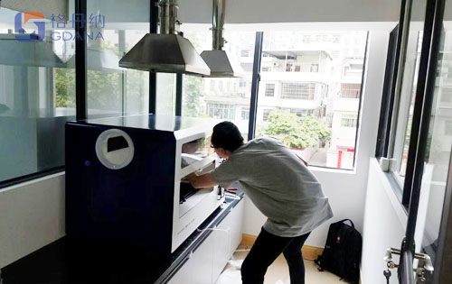 工程师进行新机安装调试现场