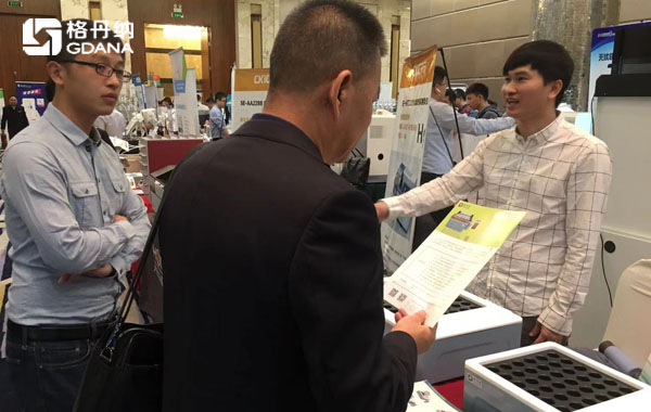 格丹纳工程师现场与用户、专业人士进行交流