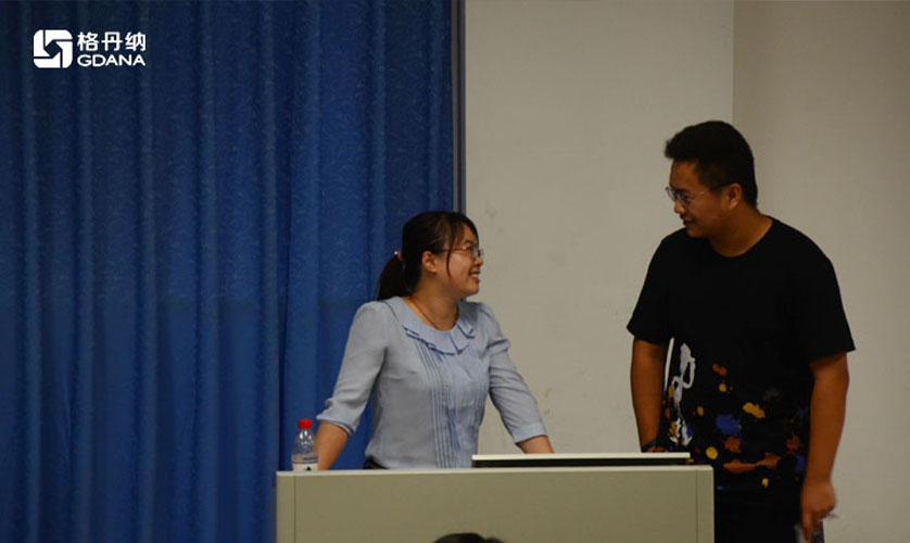 格丹纳实验工程师何丽缓老师与学生进行实验的讨论与交流