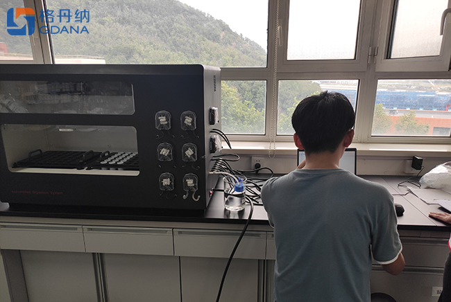 工程师对全自动石墨消解仪进行现场安装