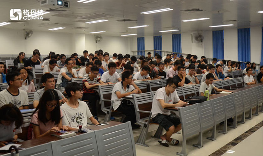 格丹纳实验工程师何丽缓老师与学生进行实验的讨论与交流格丹纳实验工程师何丽缓老师与学生进行实验的讨论与交流