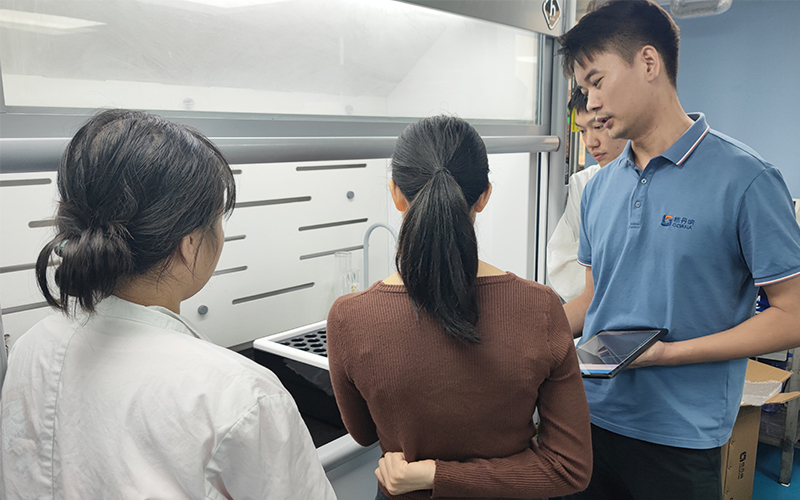 格丹纳的工程师为用户详细演示
