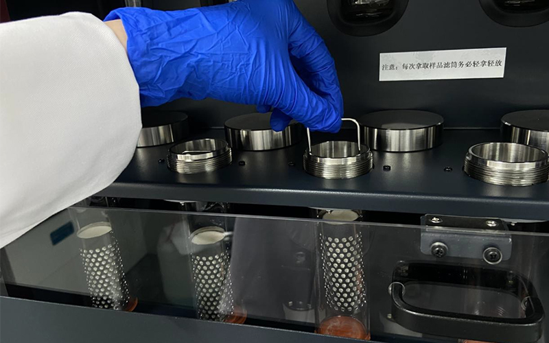 将滤纸筒放入仪器萃取室